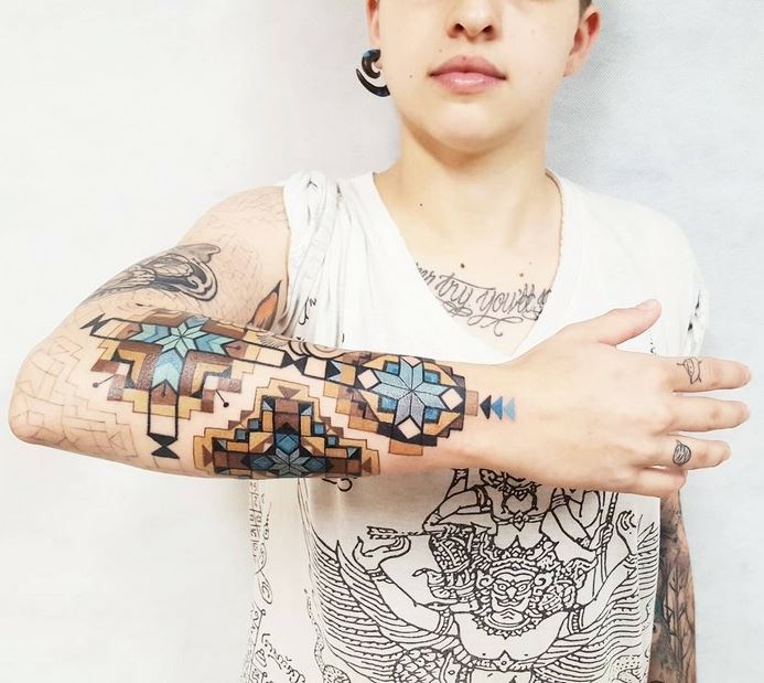 Tatouage Manchette à Motif Géométrique Bleu Et Marron Sur L'avant Bras