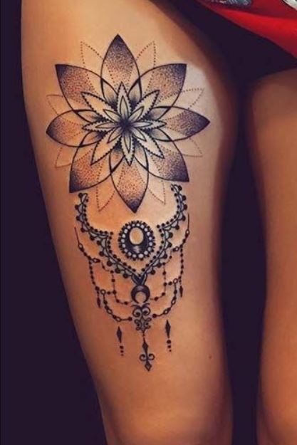 Tatouage Mandala Géométrique Avec Bijoux Sur La Cuisse 