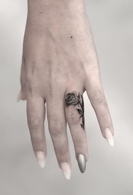 Tatouage Rose En Noir Et Gris Sur Le Doigt