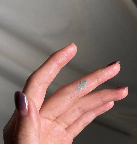 Tatouage Feuilles Bleues Sur Le Doigt