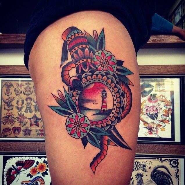 Tatouage Mandala Old School Avec Phare Sur La Cuisse 