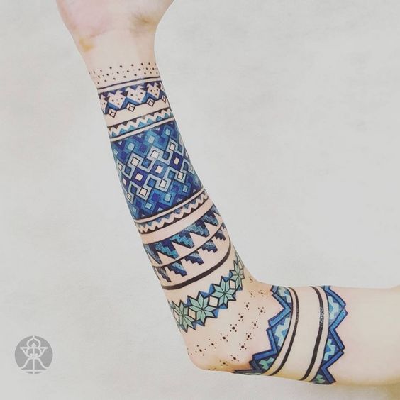 Tatouage Manchette à Motif Géométrique Bleu Sur L'avant Bras