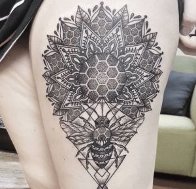 Tatouage Mandala Avec Ruche Et Abeille Sur La Cuisse 