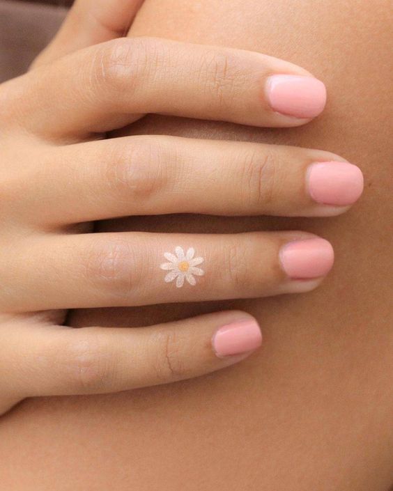 Tatouage Marguerite Sur Le Doigt