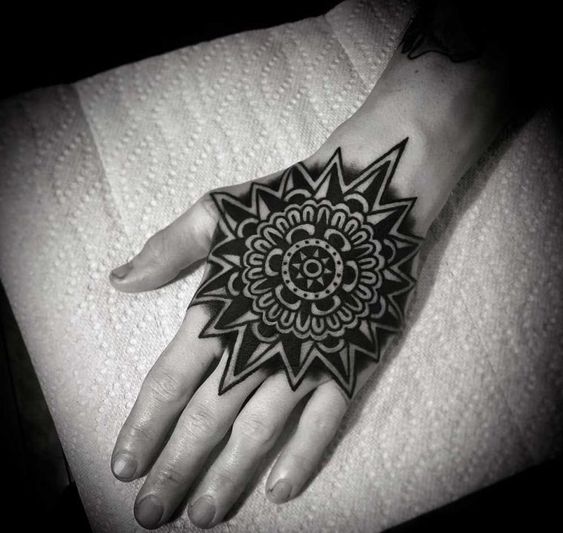 Tatouage Mandala Avec étoiles Sur La Main 