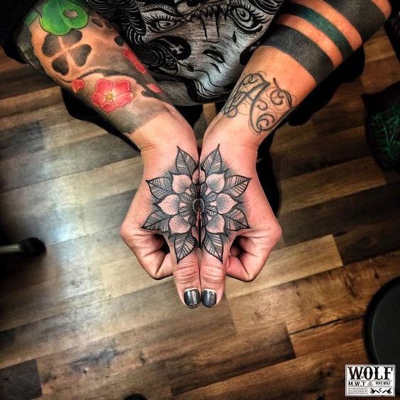 Tatouage Mandala Sur Les Deux Mains 