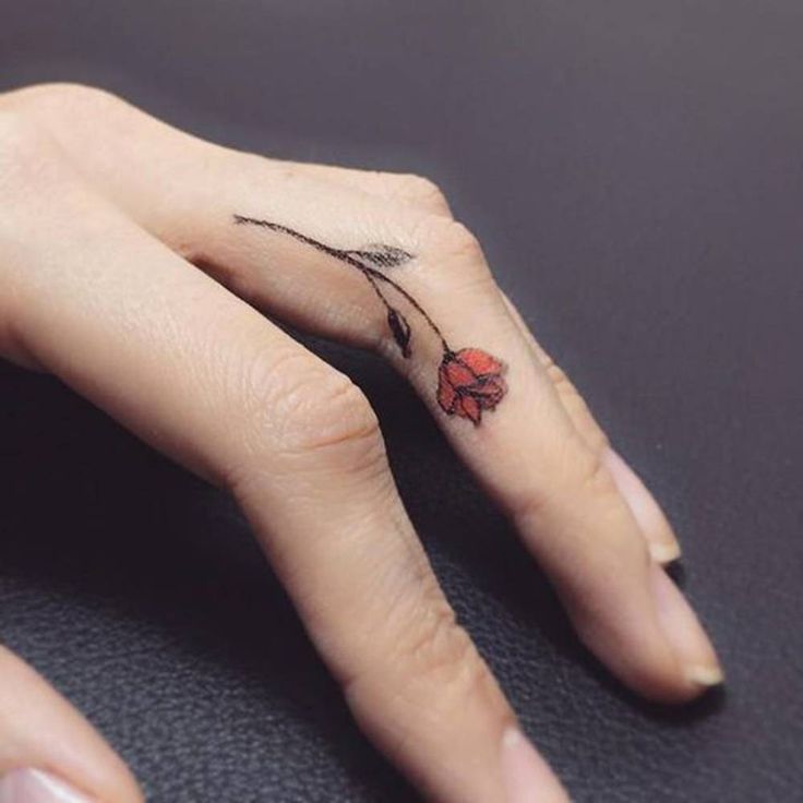 Tatouage Tulipe Rouge Sur Le Doigt