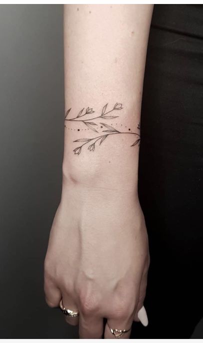 Tatouage Bracelet Fleurs Et Dotwork