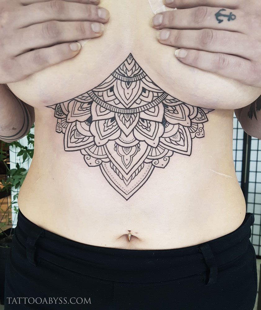 Tatouage Quart De Mandala Sur Le Sternum 