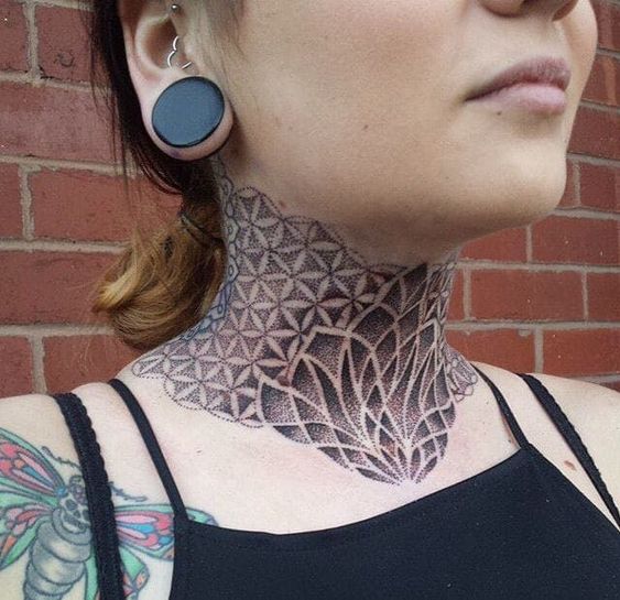 Tatouage Fleur Et étoiles Géométriques Sur Le Cou