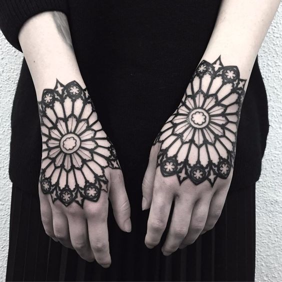 Tatouage Mandala Avec Fleurs Et Croix Sur Les Mains 