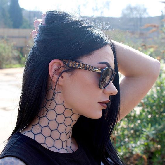 Tatouage Hexagones En Forme D'alvéole Sur Le Cou