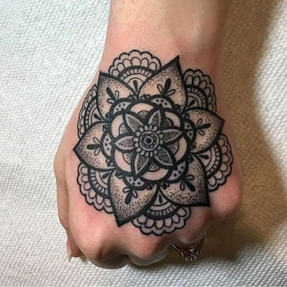 Tatouage Mandala Florale Sur La Main 