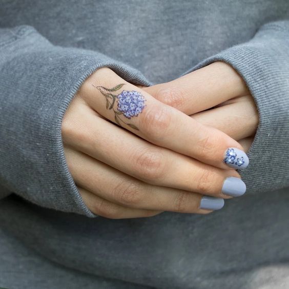Tatouage Fleurs Bleues Sur Le Doigt