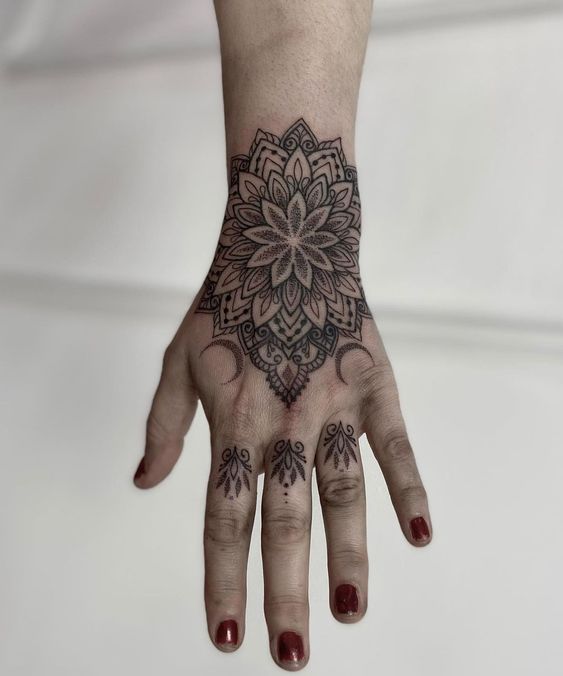 Tatouage Mandala Avec Lunes Sur La Main 