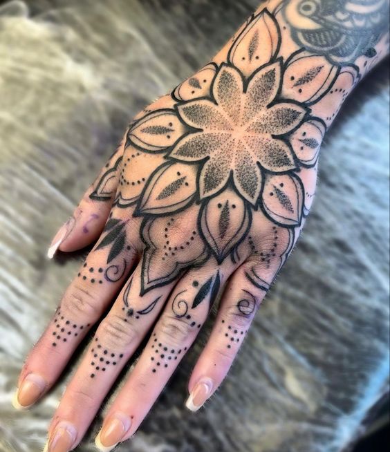 Tatouage Mandala Et Dotwork Sur La Main 