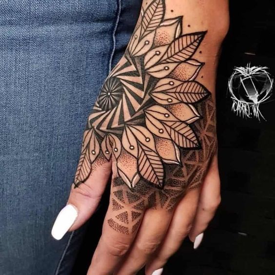 Tatouage Mandala Géométrique Sur La Main 