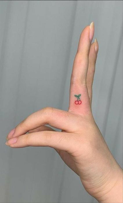 Tatouage Cerise Minimaliste Sur Le Doigt