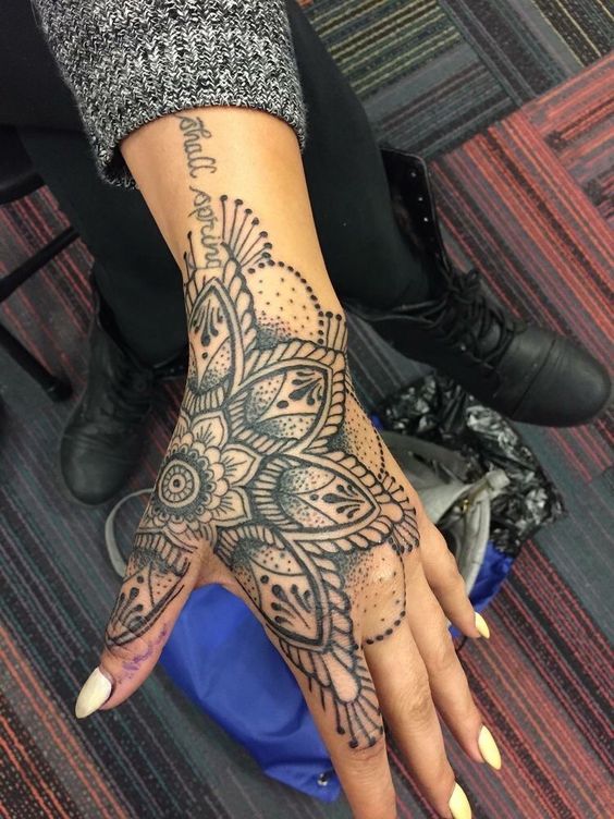 Tatouage Mandala Florale Et Dotwork Sur La Main