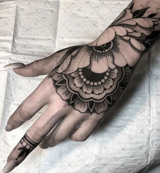 Tatouage Mandala Et Fleur En Noir Et Gris Sur La Main 