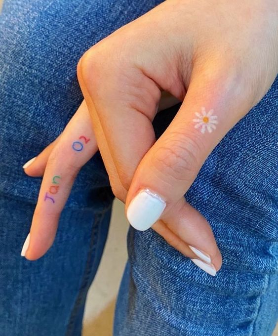Tatouage Marguerite Et Date Sur Le Doigt