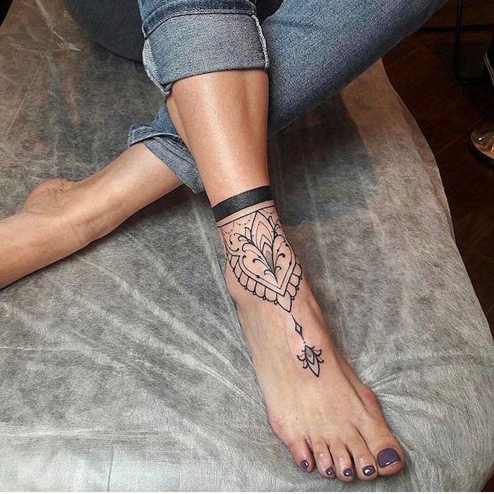 Tatouage Dentelle, Arabesque Et Bande Noire Sur La Cheville
