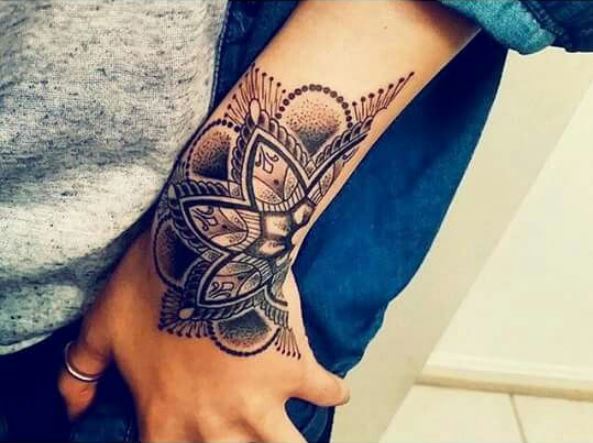 Tatouage Mandala Rosace Grise Sur La Main 