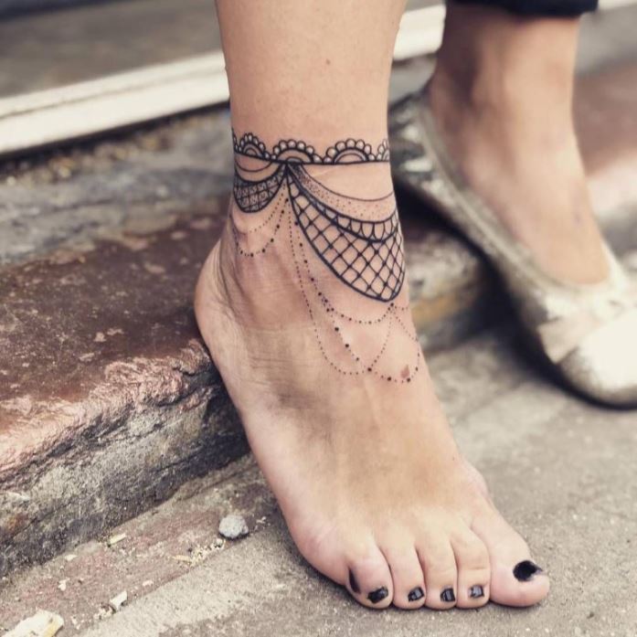Tatouage Dentelle Avec Perles Sur La Cheville