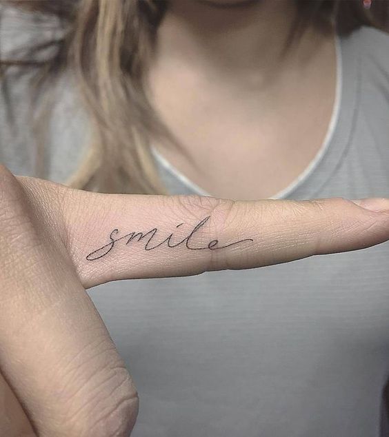 Tatouage Mot Smile Sur Le Doigt