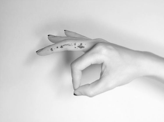 Tatouage étoiles Filantes, Lune Et Planète Sur Le Doigt