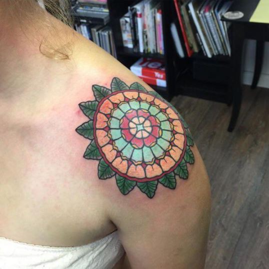 Tatouage Mandala Multicolore Et Feuilles Vertes Sur l'épaule 