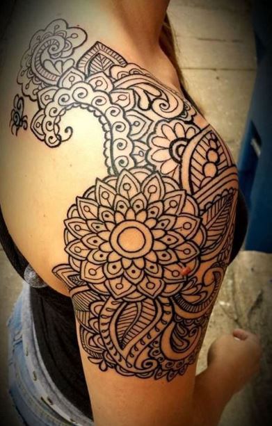 Tatouage Mandala Et Arabesque à L'encre Noire Sur L'épaule 
