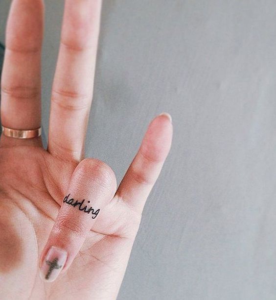Tatouage Mot Darling Sur Le Doigt
