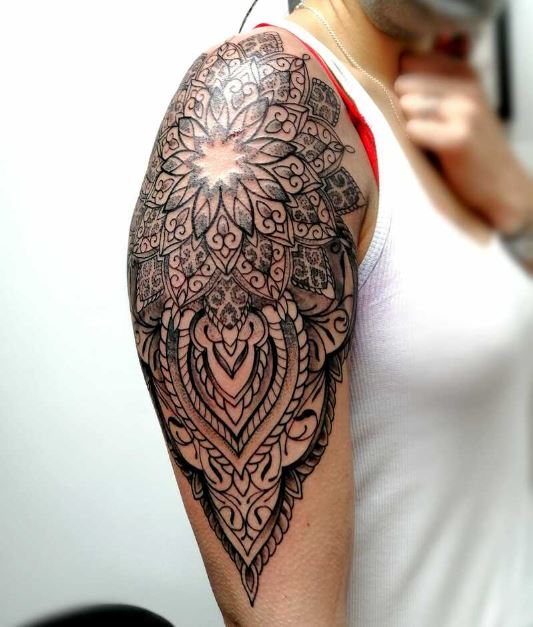 Tatouage Mandala Ornemental Sur L’épaule 