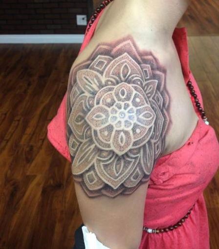 Tatouage Mandala Avec Motifs Sur L'épaule 