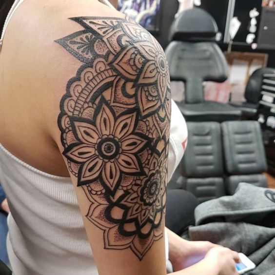 Tatouage Mandala Et Fleurs Sur L'épaule 