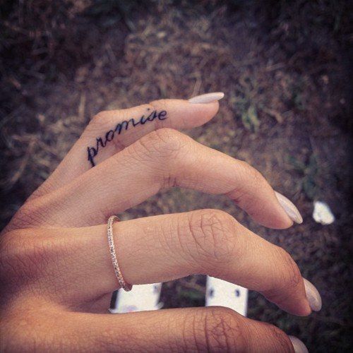 Tatouage Mot Promise Sur Le Doigt