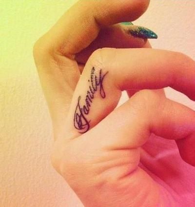 Tatouage Mot Family Sur Le Doigt