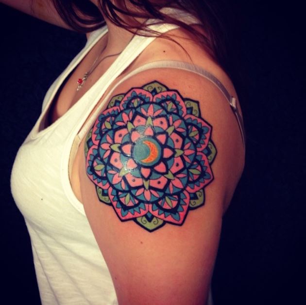 Tatouage Mandala Coloré Et Lune Sur L'épaule 