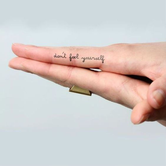 Tatouage Phrase Inspirante Sur Le Doigt