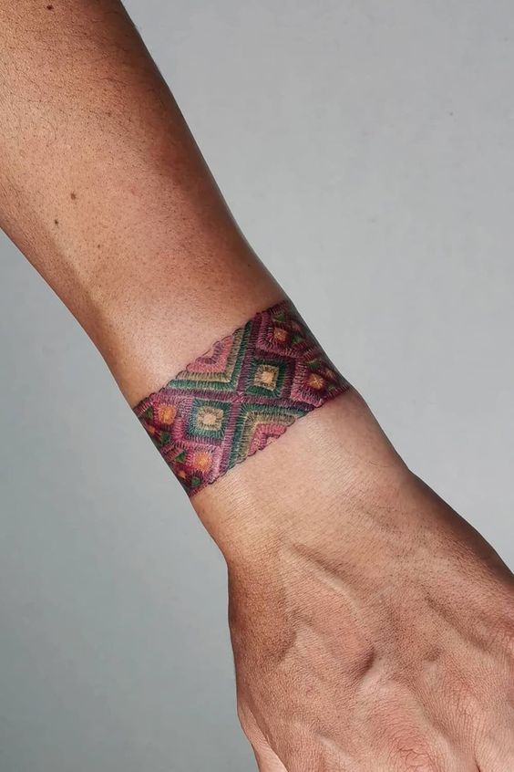 Tatouage Bracelet à Motif Géométrique Rouge Et Vert