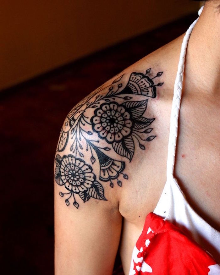 Tatouage Mandalas Avec Feuilles Et Bourgeons Sur L'épaule 