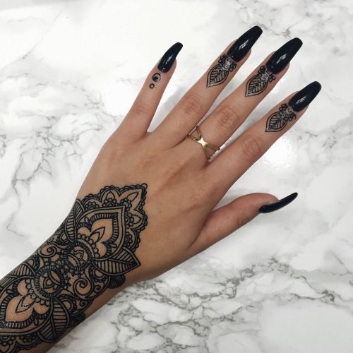 Tatouage Dentelle Avec Mandala Sur Le Poignet