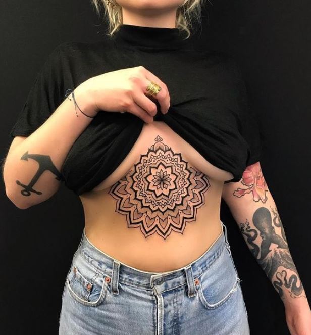 Tatouage Mandala Noir Et Gris Sur Le Sternum 