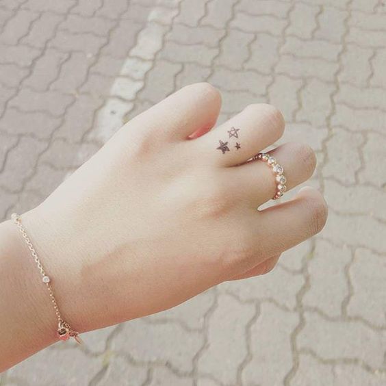 Tatouage Trois étoiles Sur Le Doigt