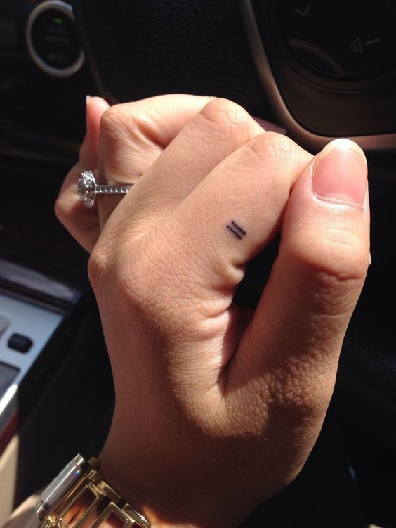 Tatouage Symbole égale Discret Sur Le Doigt