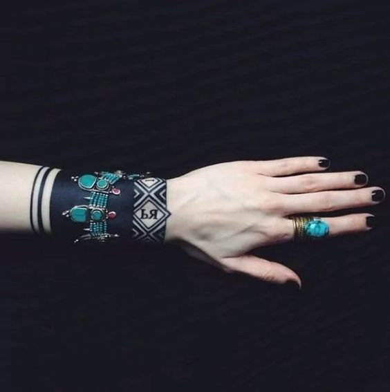Tatouage Bracelet Black Work