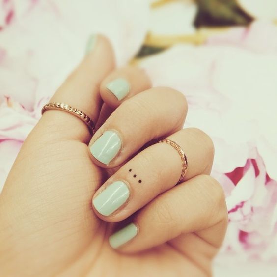 Tatouage Trois Points Discrets Sur Le Doigt