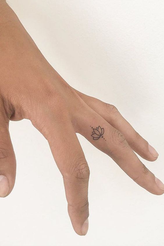 Tatouage Fleur De Lotus Discrète Sur Le Doigt