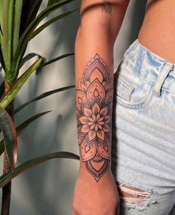 Tatouage Mandala Ornemental Sur L'avant Bras 